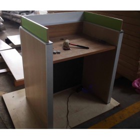 廣州升降式屏風(fēng)電腦桌廠家 博奧電動(dòng)升降屏風(fēng)考試桌定做